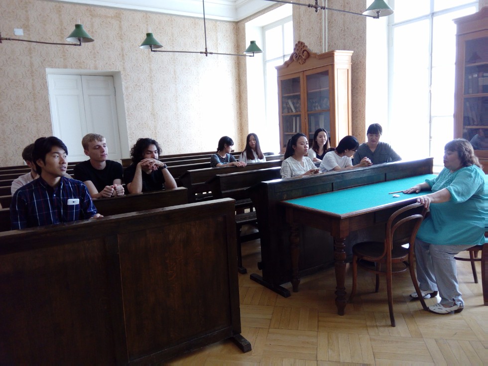 Иностранные студенты посидели за партой В.И.Ульянова-Ленина Иностранные студенты посидели за партой В.И.Ульянова-Ленина