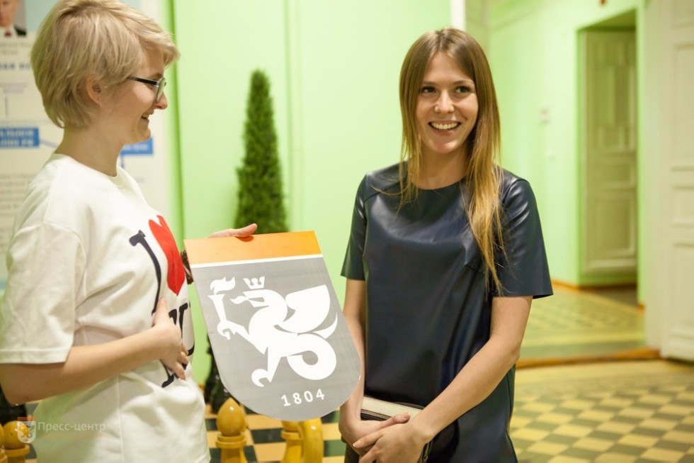 В Елабужском институте КФУ стартовал флешмоб к Дню символики (фоторепортаж) В Елабужском институте КФУ стартовал флешмоб к Дню символики (фоторепортаж)