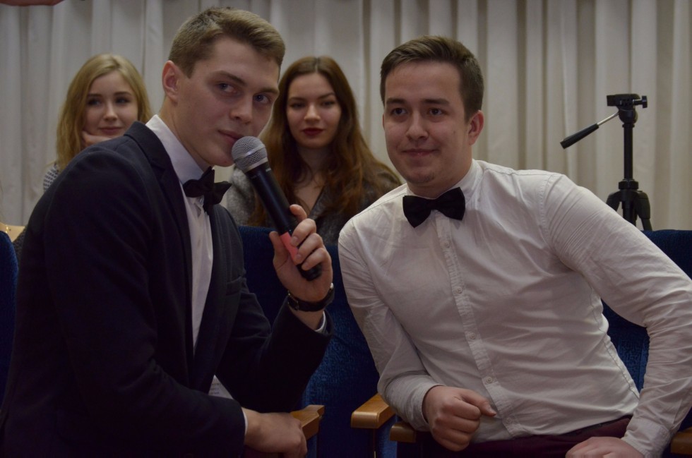 'Я помню бал, горели ярко свечи и группы пестрые мелькали предо мной?' 'Я помню бал, горели ярко свечи и группы пестрые мелькали предо мной?'