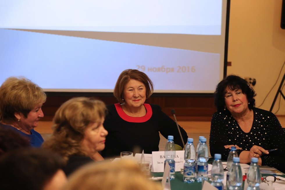 Система общественных ценностей глазами современной женщины: обсуждение и дебаты на круглом столе в Кремле. Система общественных ценностей глазами современной женщины: обсуждение и дебаты на круглом столе в Кремле.