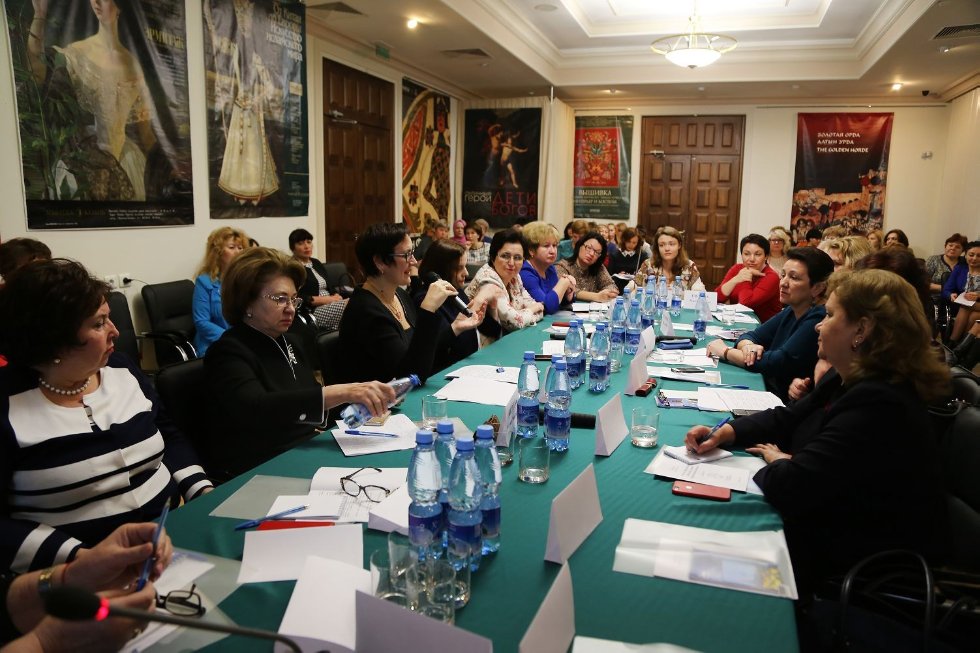 Система общественных ценностей глазами современной женщины: обсуждение и дебаты на круглом столе в Кремле. Система общественных ценностей глазами современной женщины: обсуждение и дебаты на круглом столе в Кремле.