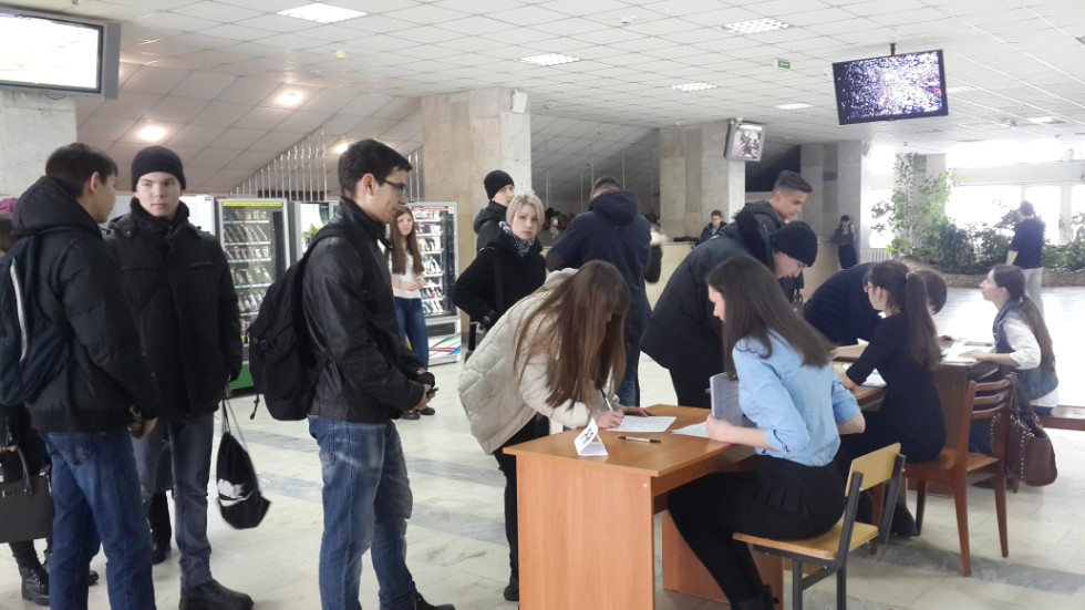 В рамках улучшения качества подготовки выпускников общеобразовательных организаций РТ, Институт физики КФУ организует проведения цикла бесплатных пробных ЕГЭ по физике с дальнейшим анализом и разбором задач с развернутым решением. В рамках улучшения качества подготовки выпускников общеобразовательных организаций РТ, Институт физики КФУ организует проведения цикла бесплатных пробных ЕГЭ по физике с дальнейшим анализом и разбором задач с развернутым решением.