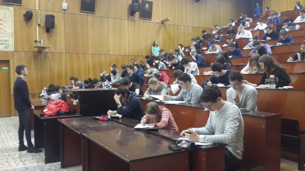 В рамках улучшения качества подготовки выпускников общеобразовательных организаций РТ, Институт физики КФУ организует проведения цикла бесплатных пробных ЕГЭ по физике с дальнейшим анализом и разбором задач с развернутым решением. В рамках улучшения качества подготовки выпускников общеобразовательных организаций РТ, Институт физики КФУ организует проведения цикла бесплатных пробных ЕГЭ по физике с дальнейшим анализом и разбором задач с развернутым решением.