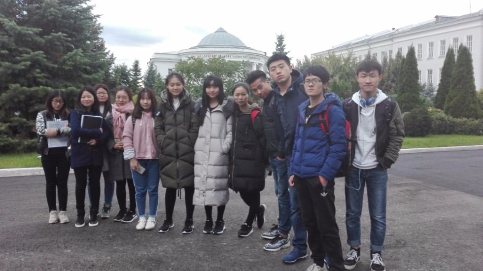 Знакомство иностранных студентов с КФУ начинается с библиотеки и музея истории КФУ Знакомство иностранных студентов с КФУ начинается с библиотеки и музея истории КФУ