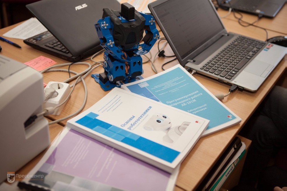 Первый учебник по отечественной робототехнике разработали в ЕИ КФУ Первый учебник по отечественной робототехнике разработали в ЕИ КФУ