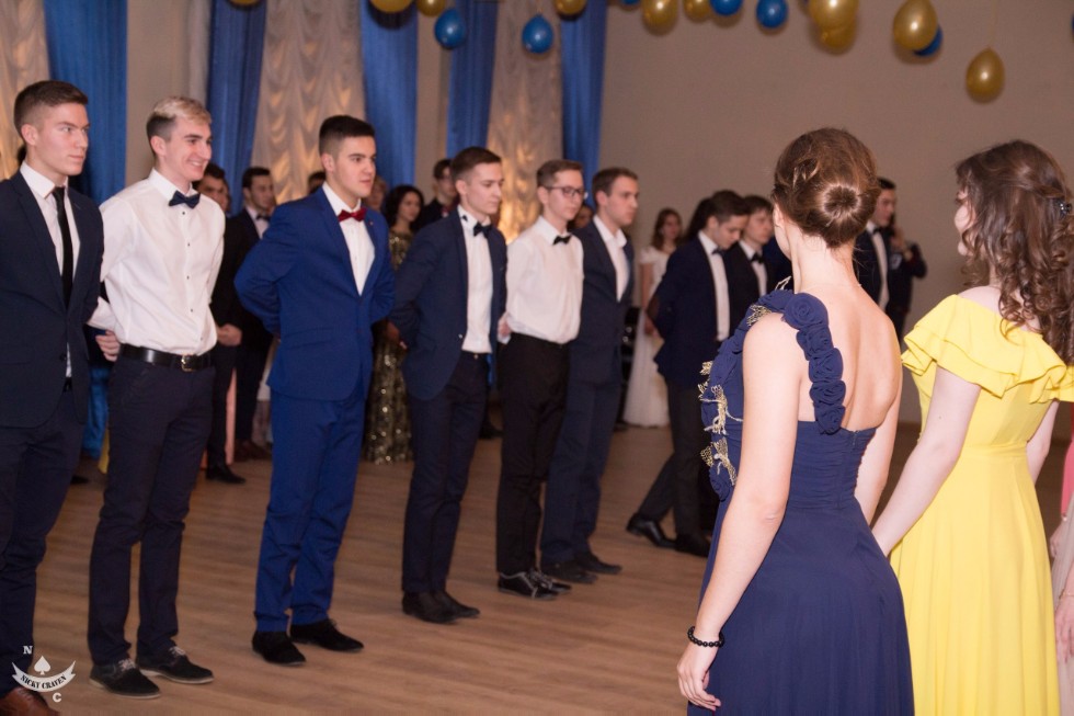 'Я помню бал, горели ярко свечи и группы пестрые мелькали предо мной?' 'Я помню бал, горели ярко свечи и группы пестрые мелькали предо мной?'