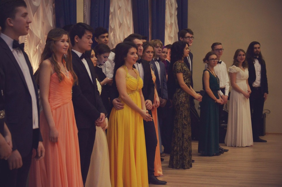 'Я помню бал, горели ярко свечи и группы пестрые мелькали предо мной?' 'Я помню бал, горели ярко свечи и группы пестрые мелькали предо мной?'