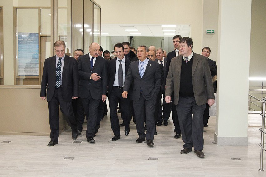 Rustam Minnikhanov visits new laboratories of Kazan Federal University