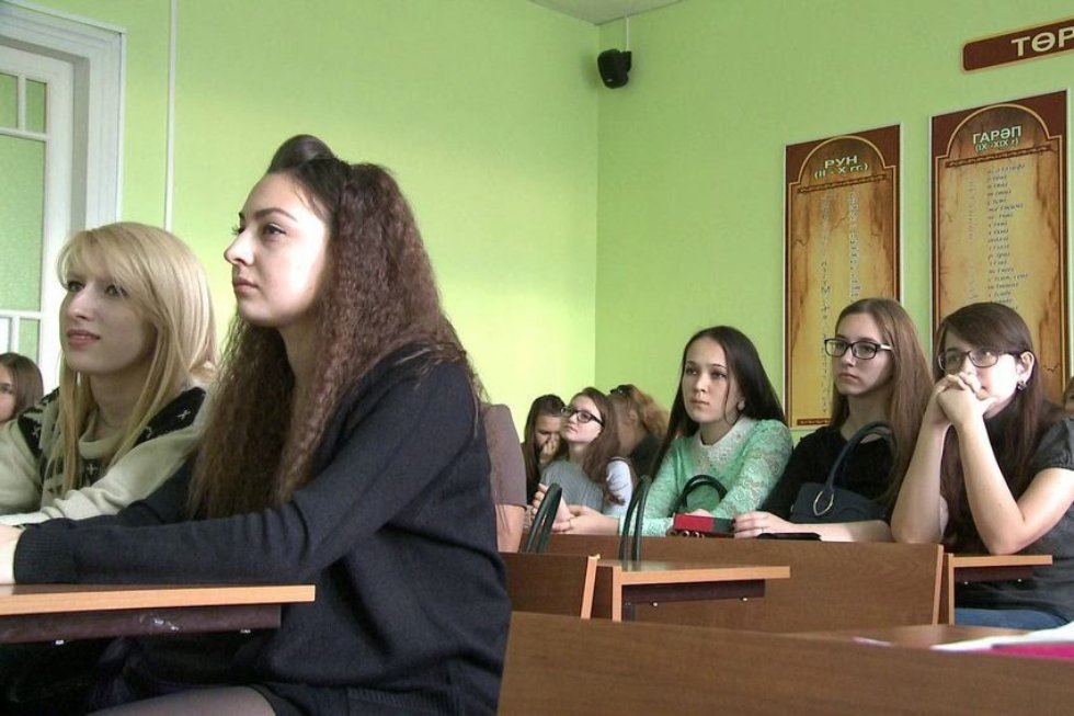 'Изучая новые языки, общаясь и обучая им других людей, мы служим делу мира' 'Изучая новые языки, общаясь и обучая им других людей, мы служим делу мира'