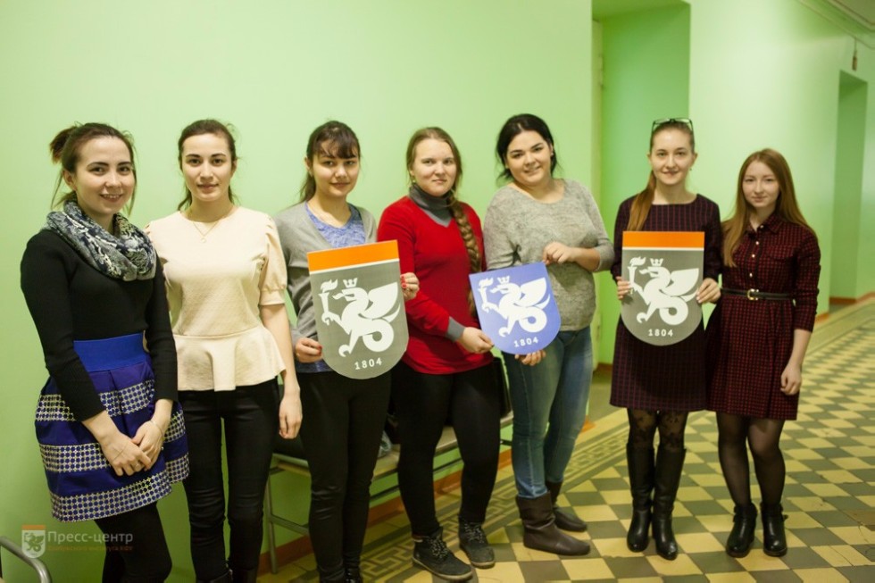 В Елабужском институте КФУ стартовал флешмоб к Дню символики (фоторепортаж) В Елабужском институте КФУ стартовал флешмоб к Дню символики (фоторепортаж)