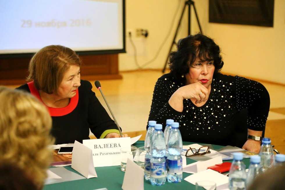 Система общественных ценностей глазами современной женщины: обсуждение и дебаты на круглом столе в Кремле. Система общественных ценностей глазами современной женщины: обсуждение и дебаты на круглом столе в Кремле.