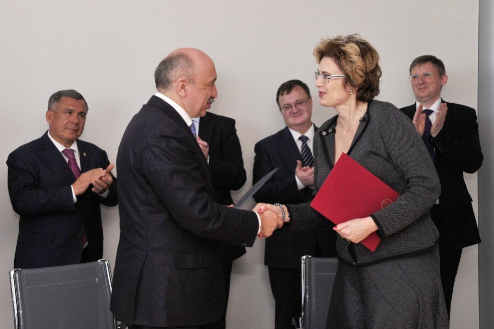 Rustam Minnikhanov Took Part in the Ceremony of Memorandums of Understanding Signing between KFU and Universities of Czech Republic