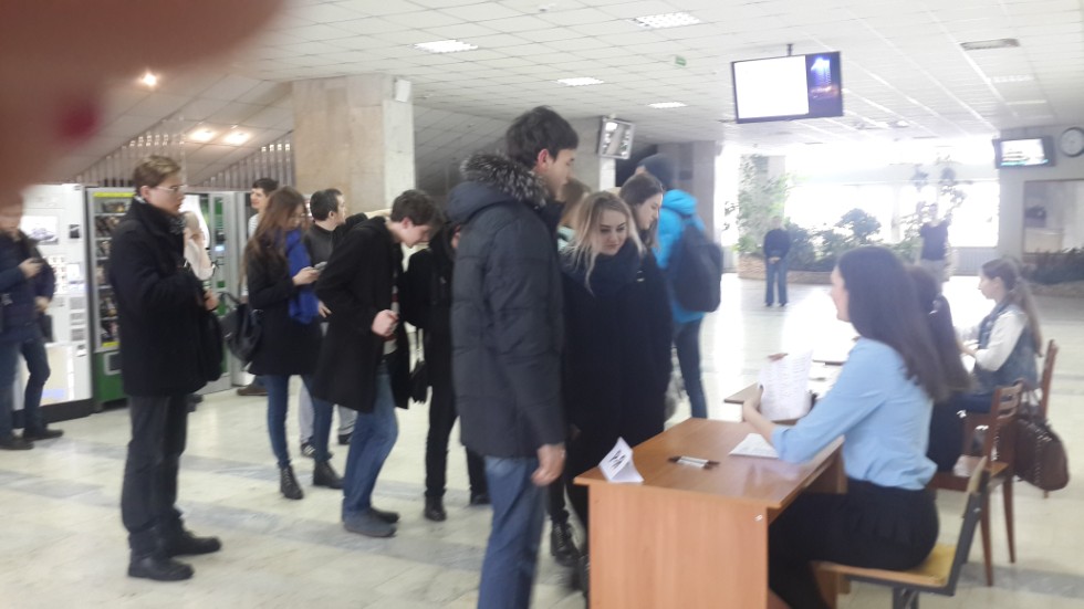 В рамках улучшения качества подготовки выпускников общеобразовательных организаций РТ, Институт физики КФУ организует проведения цикла бесплатных пробных ЕГЭ по физике с дальнейшим анализом и разбором задач с развернутым решением. В рамках улучшения качества подготовки выпускников общеобразовательных организаций РТ, Институт физики КФУ организует проведения цикла бесплатных пробных ЕГЭ по физике с дальнейшим анализом и разбором задач с развернутым решением.