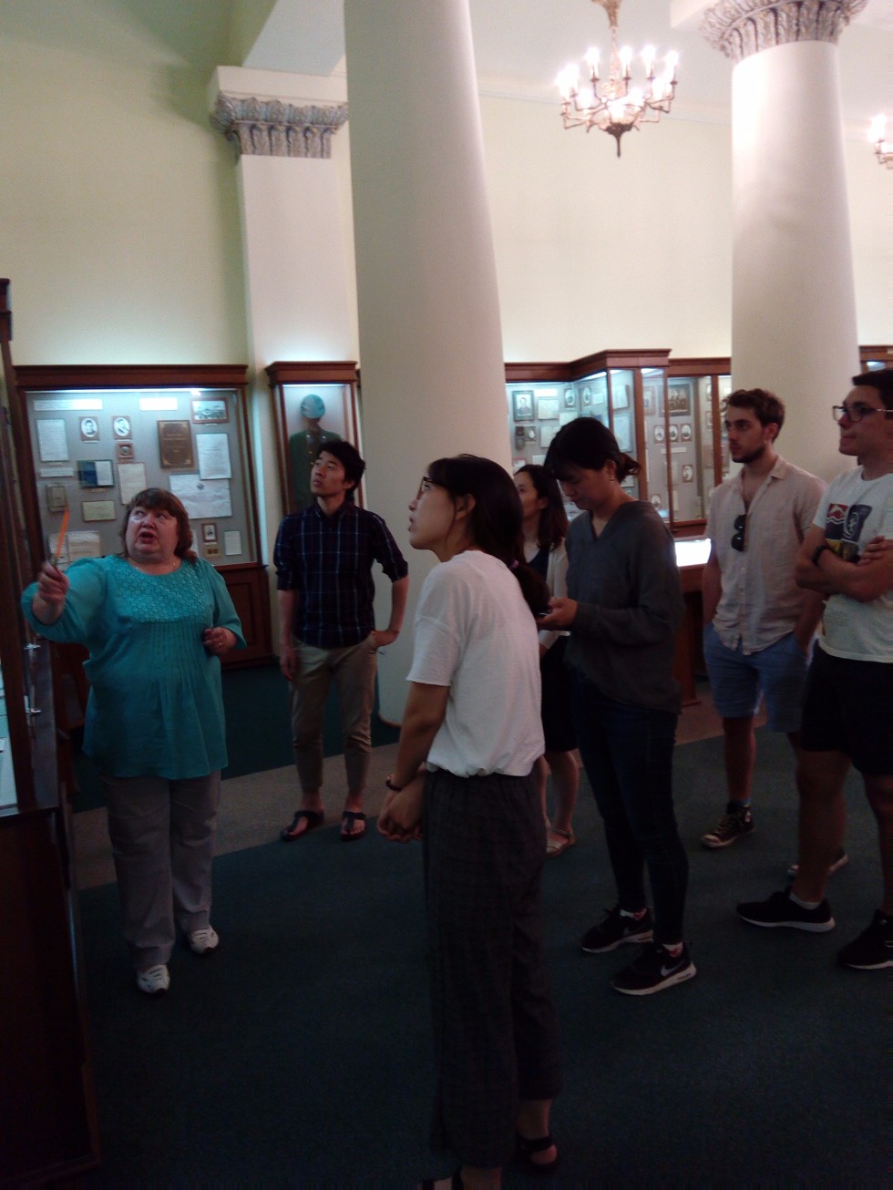 Иностранные студенты посидели за партой В.И.Ульянова-Ленина Иностранные студенты посидели за партой В.И.Ульянова-Ленина