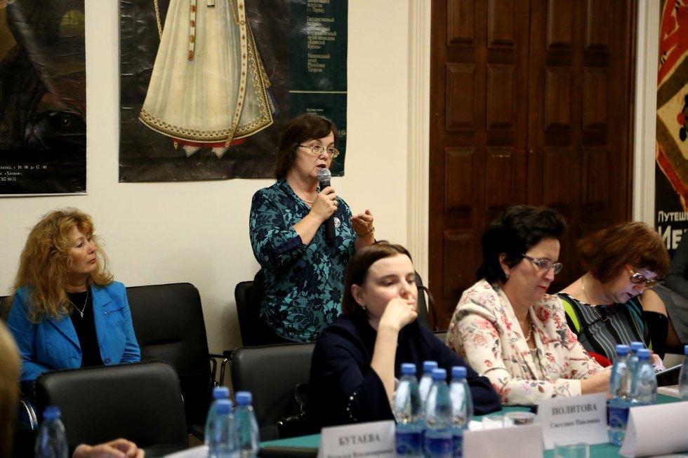 Система общественных ценностей глазами современной женщины: обсуждение и дебаты на круглом столе в Кремле. Система общественных ценностей глазами современной женщины: обсуждение и дебаты на круглом столе в Кремле.