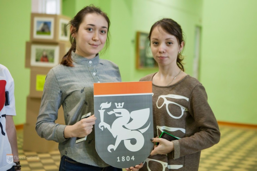 В Елабужском институте КФУ стартовал флешмоб к Дню символики (фоторепортаж) В Елабужском институте КФУ стартовал флешмоб к Дню символики (фоторепортаж)