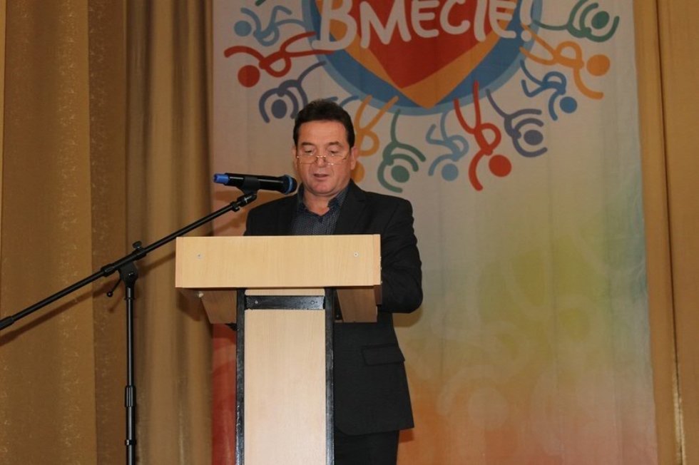 'Изучая новые языки, общаясь и обучая им других людей, мы служим делу мира' 'Изучая новые языки, общаясь и обучая им других людей, мы служим делу мира'