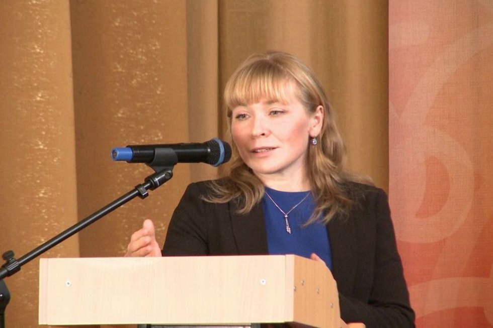 'Изучая новые языки, общаясь и обучая им других людей, мы служим делу мира' 'Изучая новые языки, общаясь и обучая им других людей, мы служим делу мира'