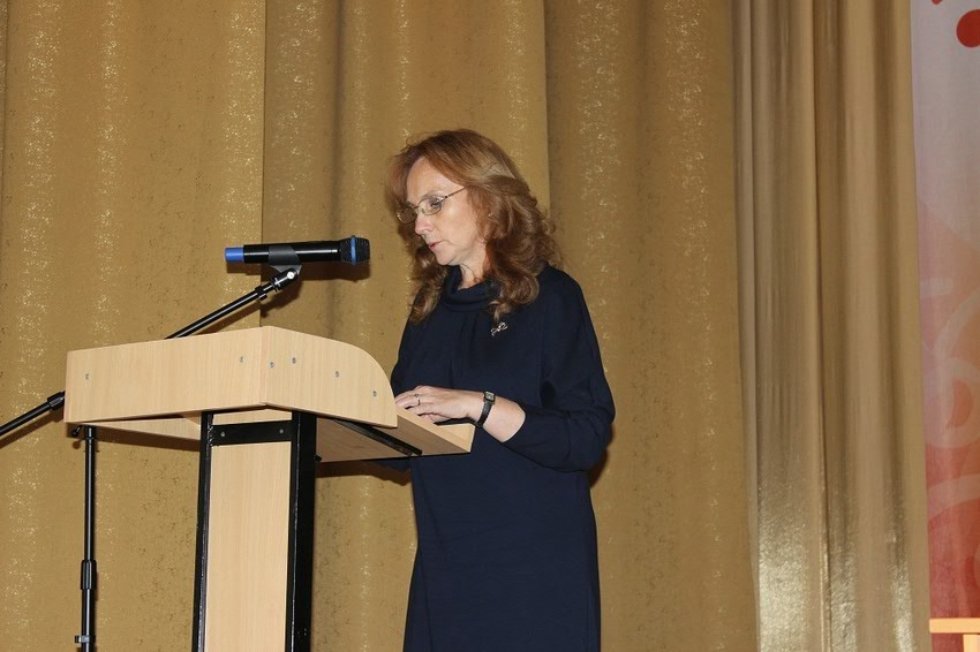 'Изучая новые языки, общаясь и обучая им других людей, мы служим делу мира' 'Изучая новые языки, общаясь и обучая им других людей, мы служим делу мира'