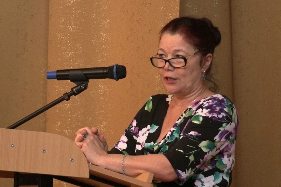 'Изучая новые языки, общаясь и обучая им других людей, мы служим делу мира' 'Изучая новые языки, общаясь и обучая им других людей, мы служим делу мира'