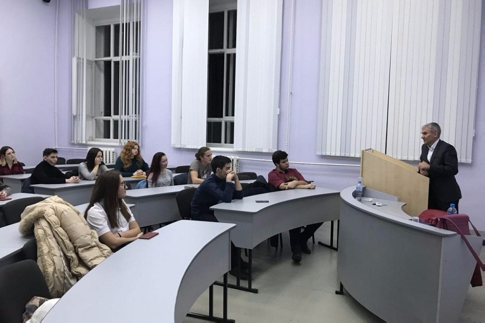 Киноклуб Елабужского института КФУ: приглашаем мыслящих и неравнодушным Киноклуб Елабужского института КФУ: приглашаем мыслящих и неравнодушным