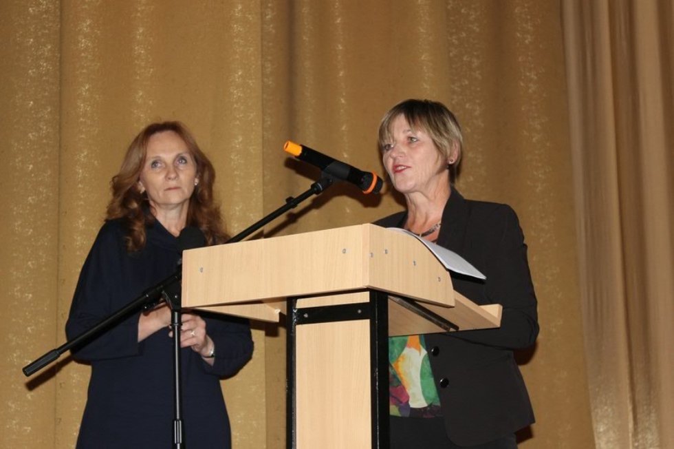 'Изучая новые языки, общаясь и обучая им других людей, мы служим делу мира' 'Изучая новые языки, общаясь и обучая им других людей, мы служим делу мира'