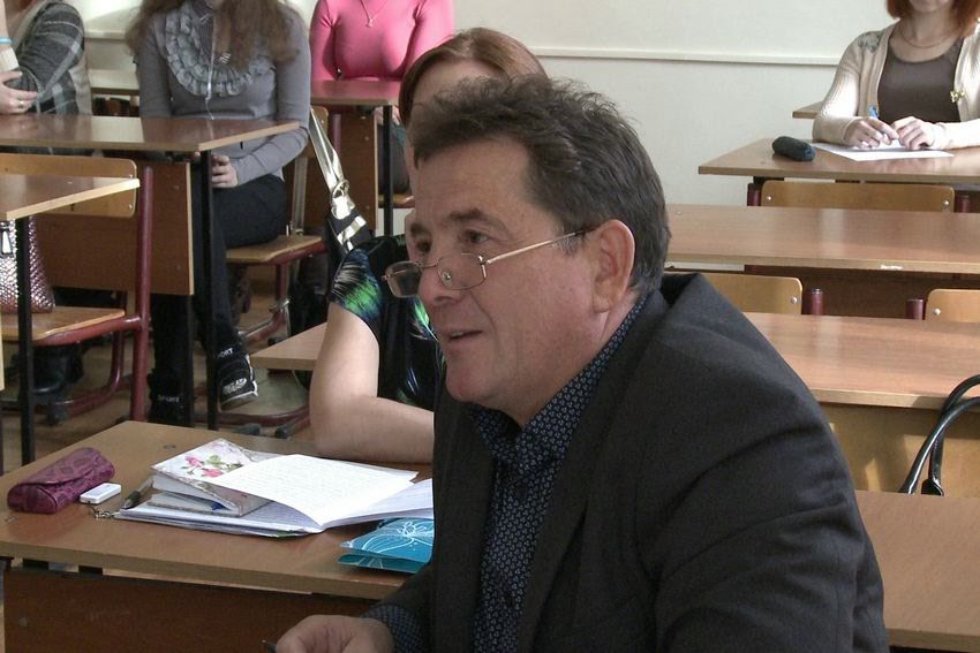 'Изучая новые языки, общаясь и обучая им других людей, мы служим делу мира' 'Изучая новые языки, общаясь и обучая им других людей, мы служим делу мира'