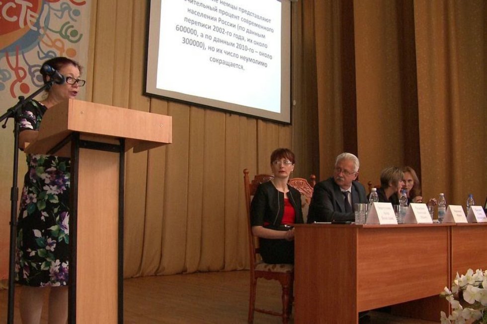 'Изучая новые языки, общаясь и обучая им других людей, мы служим делу мира' 'Изучая новые языки, общаясь и обучая им других людей, мы служим делу мира'