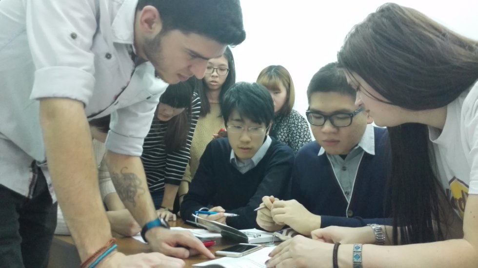 Иностранные студенты не заблудились на русской улице Иностранные студенты не заблудились на русской улице