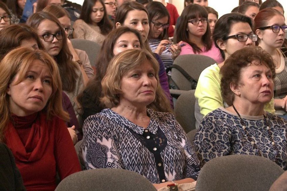 'Изучая новые языки, общаясь и обучая им других людей, мы служим делу мира' 'Изучая новые языки, общаясь и обучая им других людей, мы служим делу мира'