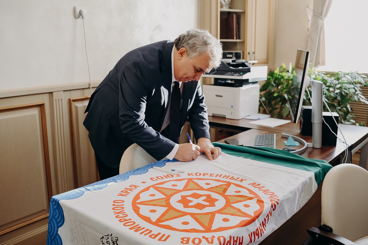 КФУ передал подарки для бойцов участникам гуманитарного автопробега 'Владивосток ? Луганск' КФУ передал подарки для бойцов участникам гуманитарного автопробега 'Владивосток ? Луганск'