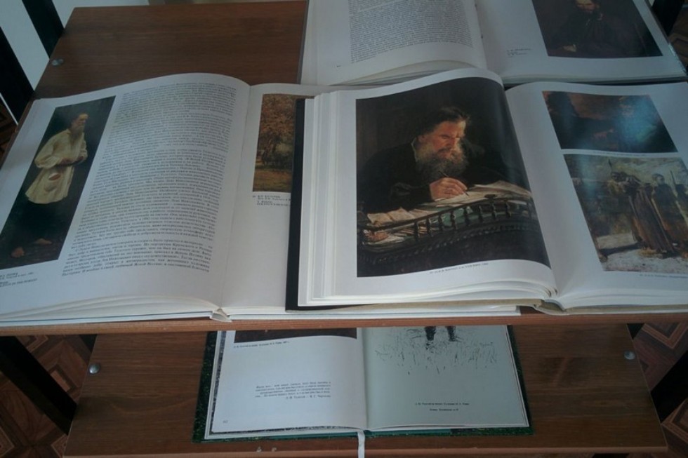 В рамках Года Льва Толстого библиотекой Елабужского института КФУ запланирован цикл выставок