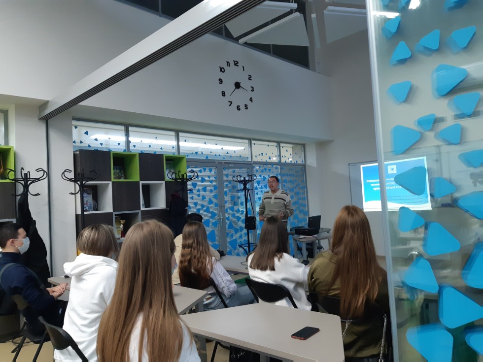 Воспитать профессионального читателя: публичная лекция Романа Баканова о критическом мышлении в медиасфере прошла с аншлагом Воспитать профессионального читателя: публичная лекция Романа Баканова о критическом мышлении в медиасфере прошла с аншлагом