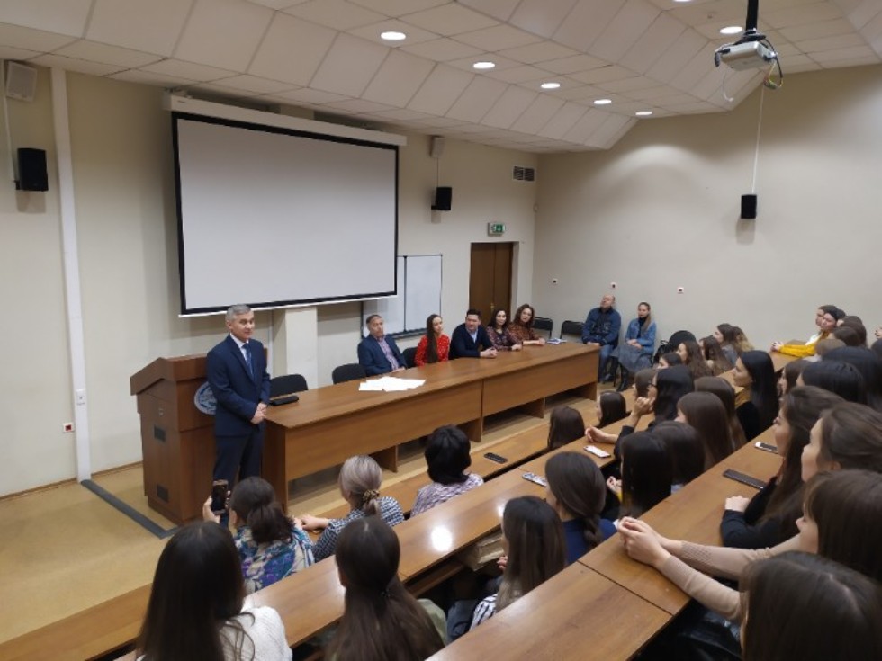 КФУ студентлары Тинчурин актерлары белән 'Өч аршын җир' спектакле турында фикер алышты КФУ студентлары Тинчурин актерлары белән 'Өч аршын җир' спектакле турында фикер алышты