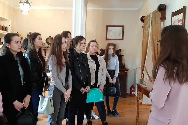 Преподаватель Алеся Нуриева с группой посетила Музей Елабужского купечества Преподаватель Алеся Нуриева с группой посетила Музей Елабужского купечества