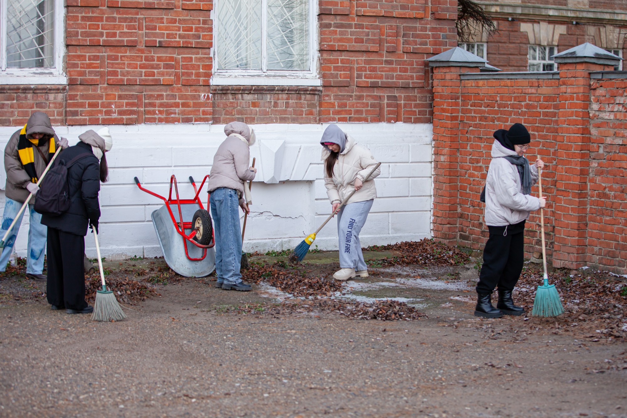 Сотрудники и студенты Елабужского института КФУ провели средник Сотрудники и студенты Елабужского института КФУ провели средник
