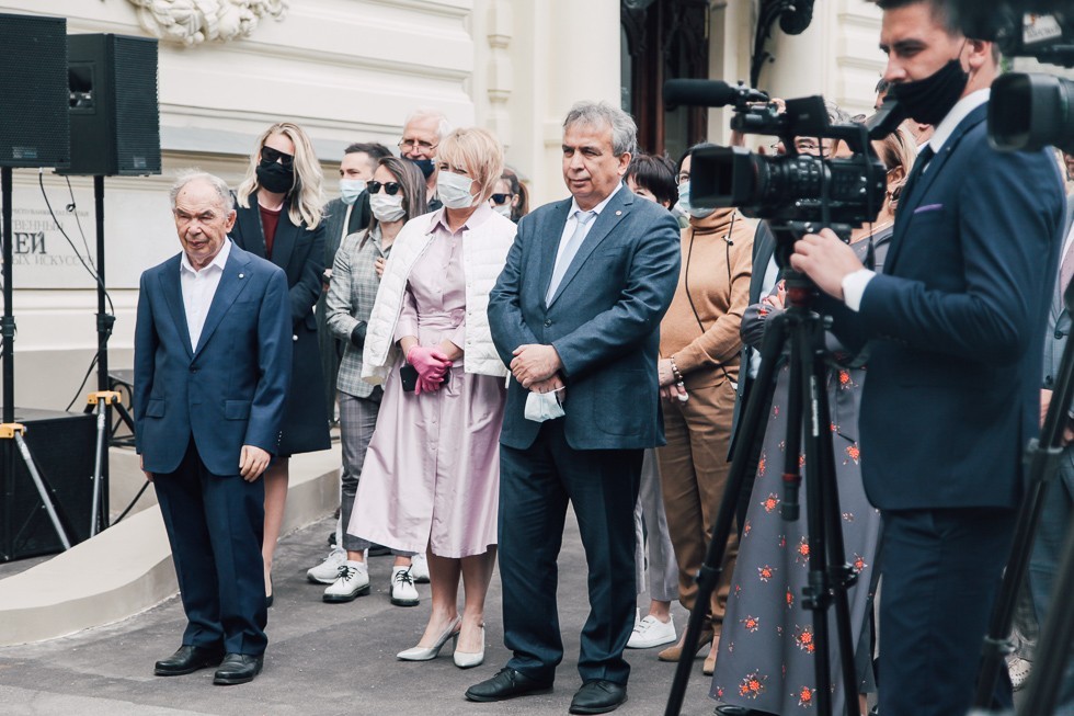 � ������ ������� �������� ����� � ����� 100-����� ����������� ��������������� ������� �������������� ������ �����