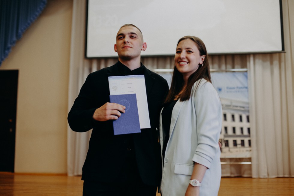 Состоялось торжественное вручение дипломов выпускникам бакалавриата по направлению Состоялось торжественное вручение дипломов выпускникам бакалавриата по направлению