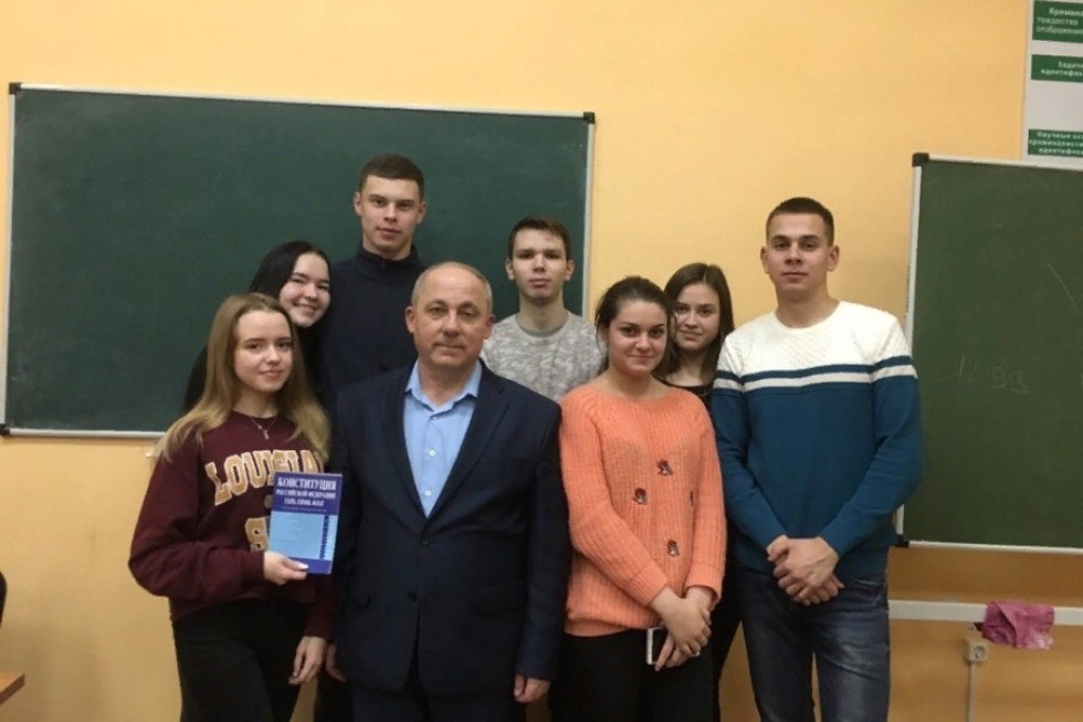 В Елабужском институте КФУ прошёл ряд мероприятия в честь дня рождения Конституции Российской Федерации В Елабужском институте КФУ прошёл ряд мероприятия в честь дня рождения Конституции Российской Федерации