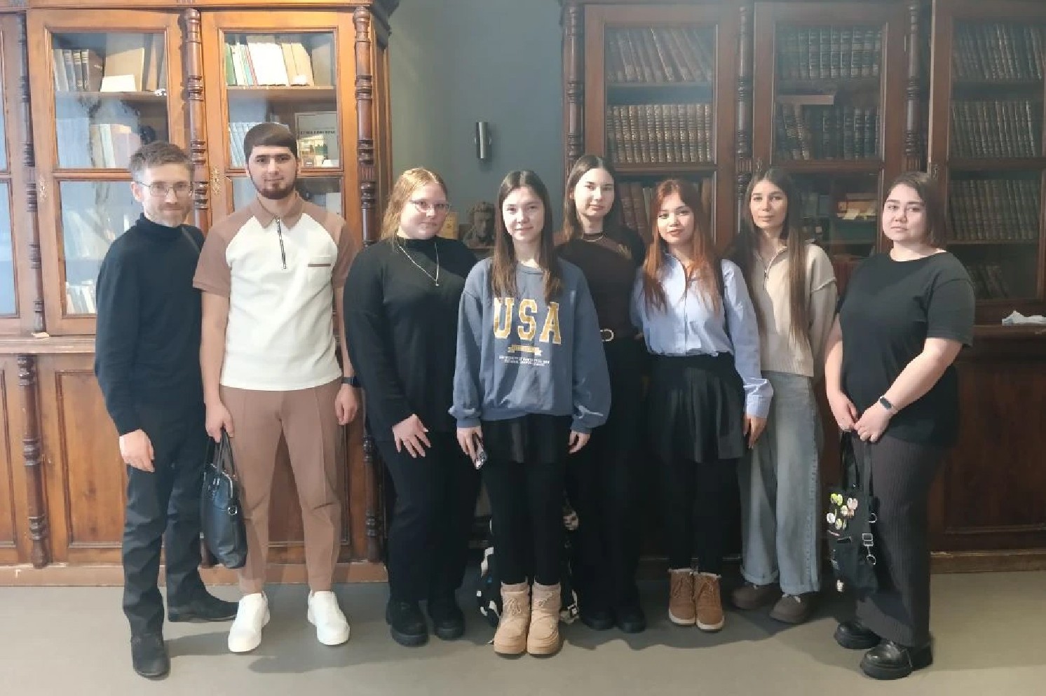 Студенты-филологи Елабужского института КФУ прикоснулись к истории в главной библиотеке Елабуги Студенты-филологи Елабужского института КФУ прикоснулись к истории в главной библиотеке Елабуги