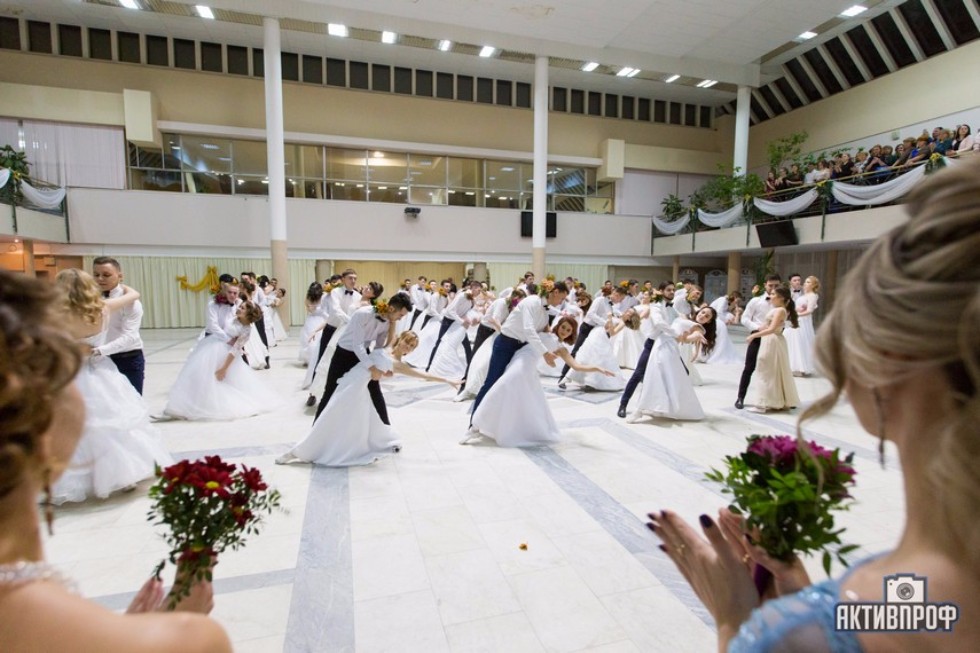 Торжественный бал в честь Дня рождения университета прошел в Елабужском институте КФУ Торжественный бал в честь Дня рождения университета прошел в Елабужском институте КФУ