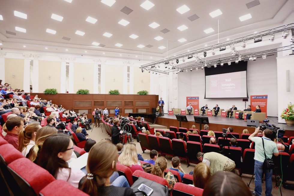 Economics of Football Discussed at the Institute of Management, Economics and Finance Economics of Football Discussed at the Institute of Management, Economics and Finance