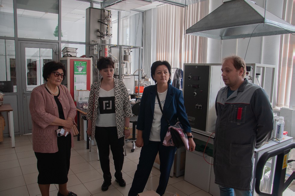 Делегация Ферганского политехнического института Республики Узбекистан посетили научные лаборатории Химического института имени А.М. Бутлерова и кафедру химического образования Делегация Ферганского политехнического института Республики Узбекистан посетили научные лаборатории Химического института имени А.М. Бутлерова и кафедру химического образования