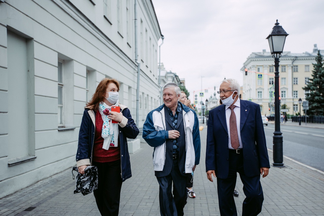 World Chess Champion Anatoly Karpov toured Kazan University