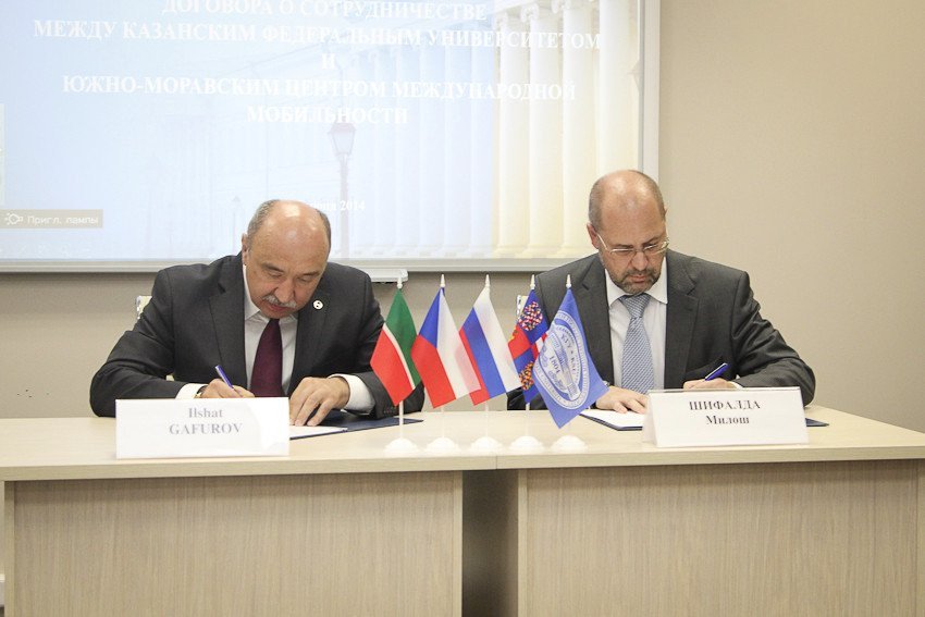 Signing the cooperation agreement between KFU and South Moravian Centre for International Mobility (JCMM)