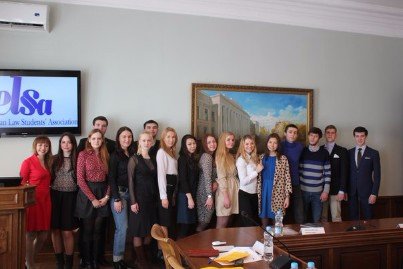 21- 22 марта 2015 года юридический факультет КФУ стал первой площадкой в России, собравшей локальные группы Европейской Ассоциации Студентов - Юристов (ELSA) из Москвы, Санкт-Петербурга, Калининграда, Казани и гостей из Германии. 21- 22 марта 2015 года юридический факультет КФУ стал первой площадкой в России, собравшей локальные группы Европейской Ассоциации Студентов - Юристов (ELSA) из Москвы, Санкт-Петербурга, Калининграда, Казани и гостей из Германии.