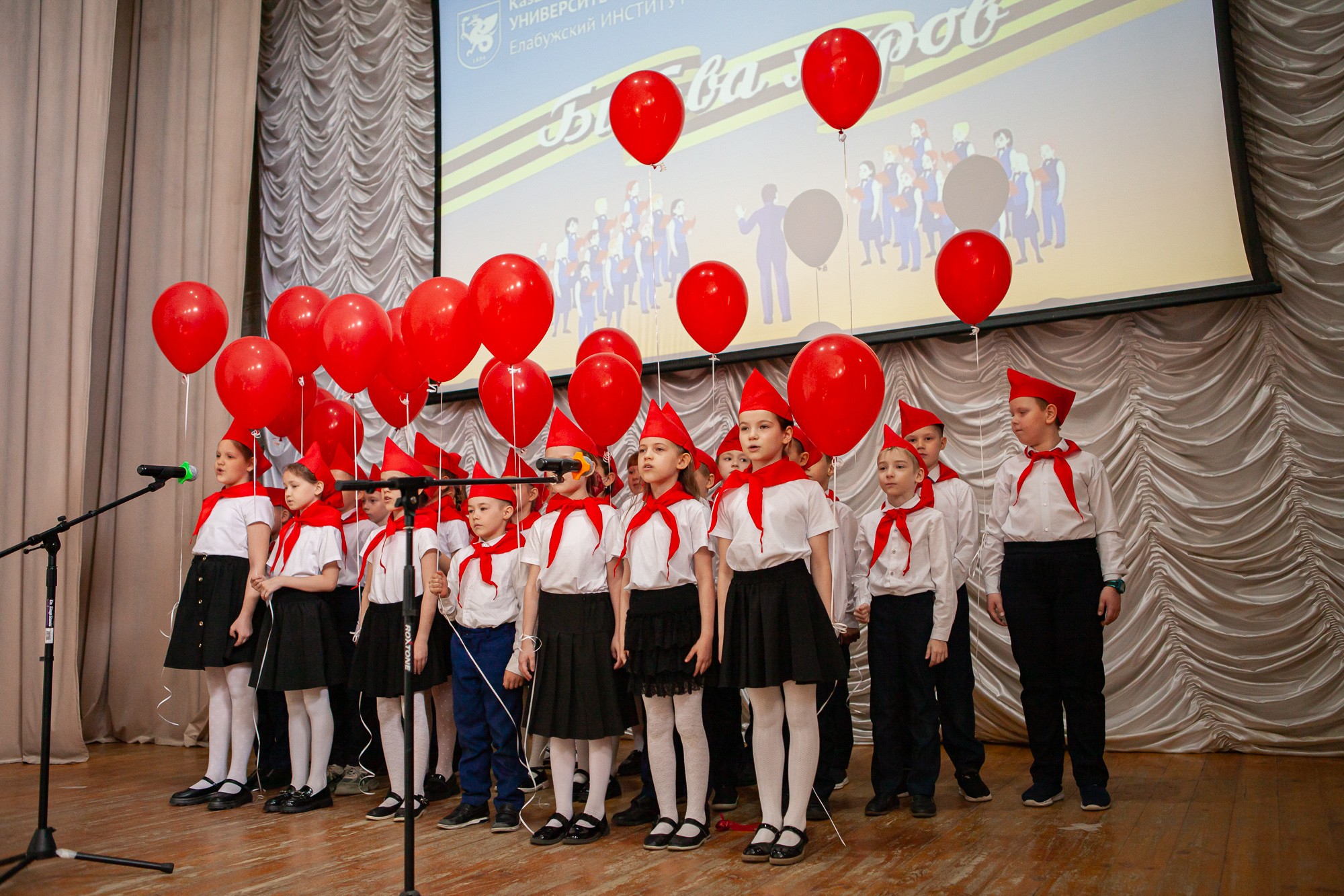 В Елабужском институте прошёл конкурс 'Битва хоров', посвящённый 80-летию Победы в Великой Отечественной войне В Елабужском институте прошёл конкурс 'Битва хоров', посвящённый 80-летию Победы в Великой Отечественной войне