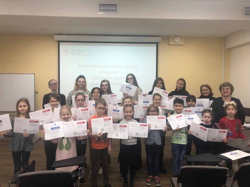 Детский театр 'Радуга' репетирует спектакль по пьесе С.Я.Маршака 'Кошкин дом' Детский театр 'Радуга' репетирует спектакль по пьесе С.Я.Маршака 'Кошкин дом'