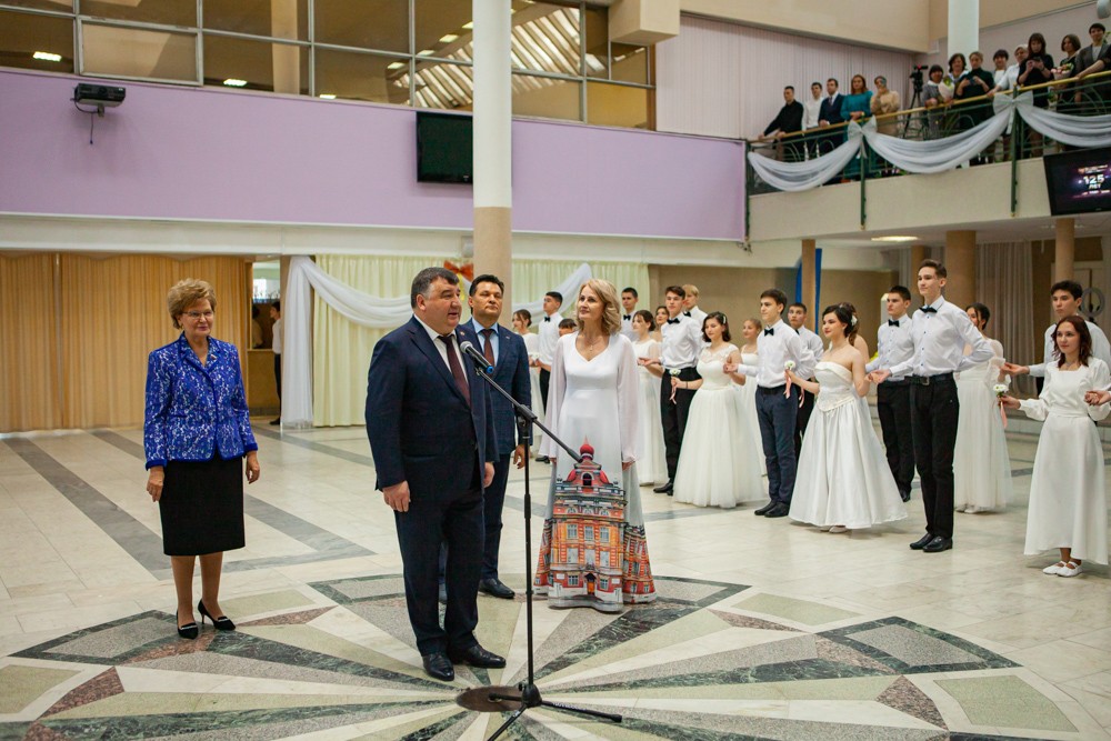 Елабужский институт отметил 125-летие императорским балом Елабужский институт отметил 125-летие императорским балом