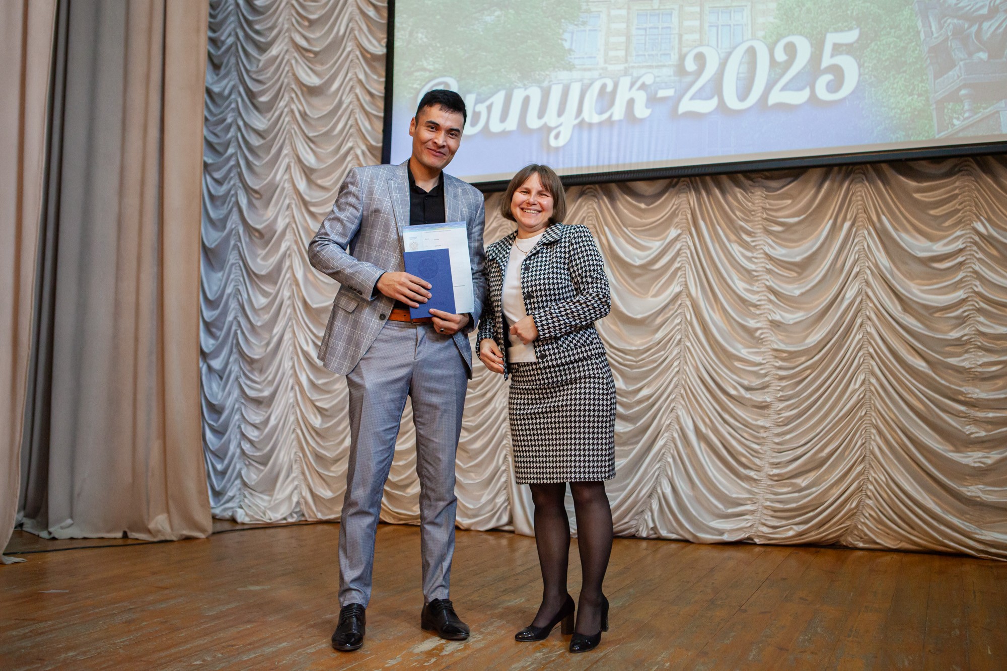 В Елабужском институте КФУ прошли торжественные церемонии вручения дипломов В Елабужском институте КФУ прошли торжественные церемонии вручения дипломов